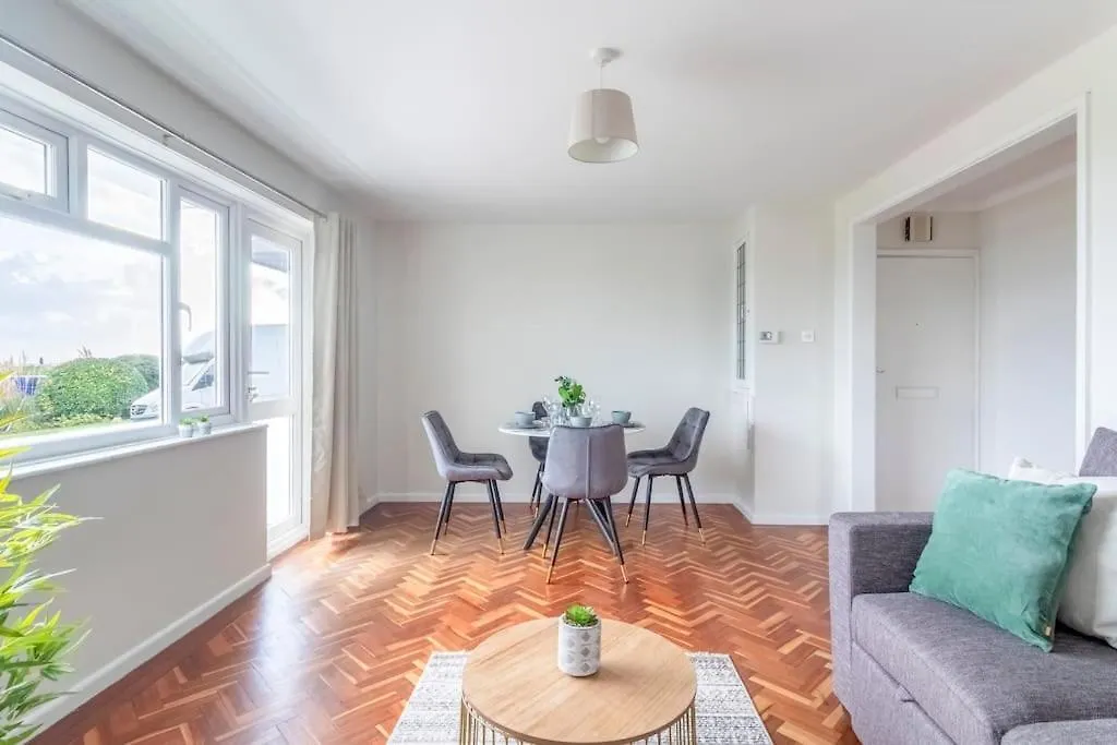 Spacious Sea View 2 Bedroom Sleeps 6-Free Parking Bournemouth 0*,  United Kingdom