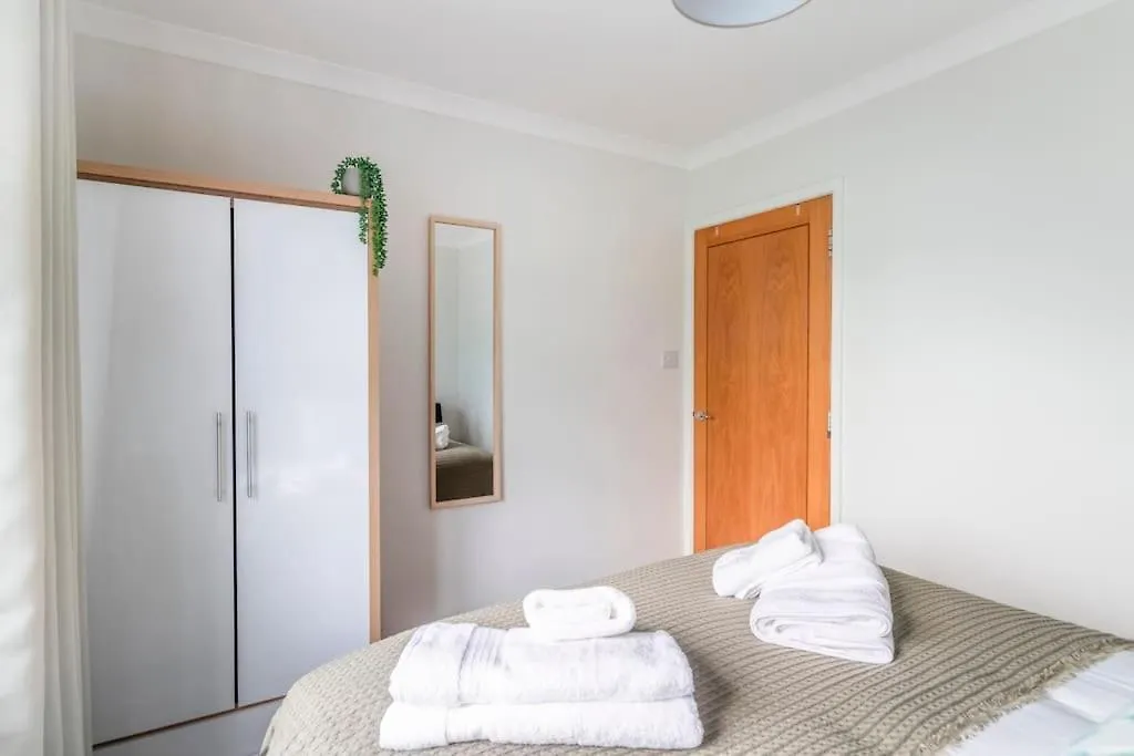 Spacious Sea View 2 Bedroom Sleeps 6-Free Parking Bournemouth Apartment